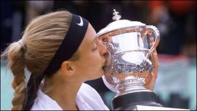 En 2000, quelle joueuse de tennis française remporte le tournoi de Roland-Garros ?