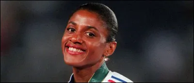 En 1992 et 1996, qui a remporté la médaille d'or du 400 m à Barcelone et à Atlanta ?