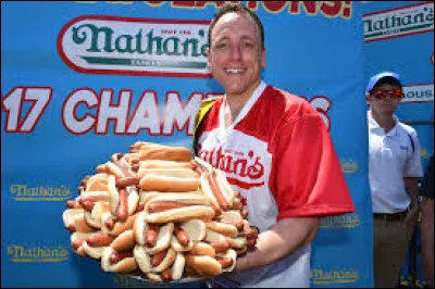 En douze ans, Joey Chestnut vit sa onzième victoire. Chaque année, à l'occasion de la fête nationale américaine, se tient le concours du plus grand mangeur de hot-dogs à Coney Island, dans l'État de New York. Le champion a avalé...