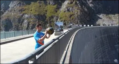 Derek Herron a battu, le 26 septembre, un record du monde en marquant un panier de basket à...