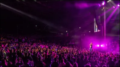 Combien de personnes ont vu Queen en concert dans une tournée ?