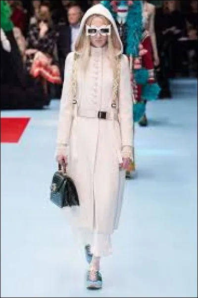 Depuis quelle année la marque ne commercialise-t-elle plus de vêtements ou d'accessoires utilisant de la fourrure d'animaux ?