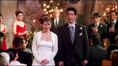 Au mariage raté de Ross et Emily, qui Monica cherchait-elle ?