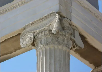 Quel est le style des colonnes de l'&Eacute;rechth&eacute;ion d'Ath&egrave;nes ?