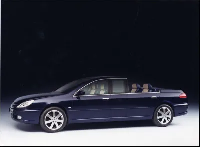 Passons à l'une des voitures les plus originales. 
Quel président fut le seul à saluer depuis une Peugeot 607 Paladine, dont le toit au-dessus des sièges arrière se rabattait complètement ?