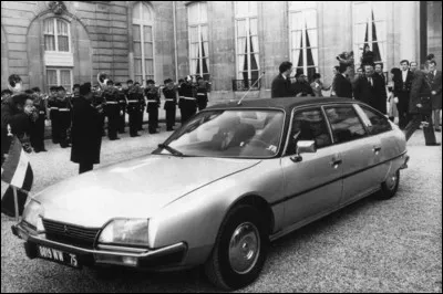 Quel président salua la foule depuis une Citroën CX Prestige ?