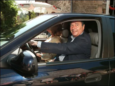 Jacques Chirac était un grand amateur de voitures. De quel véhicule prit-il le volant ?
