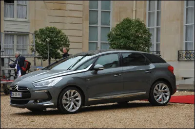 Parmi les quelques voitures de ce président, on compte la DS5, un break de luxe original qui eut le privilège de le transporter lors de son investiture. De qui s'agit-il ?