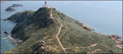 Quel est le nom de ce promontoire de granit rose fermant le golfe d'Ajaccio, il est surmonté d'une tour édifiée par les Génois ?
