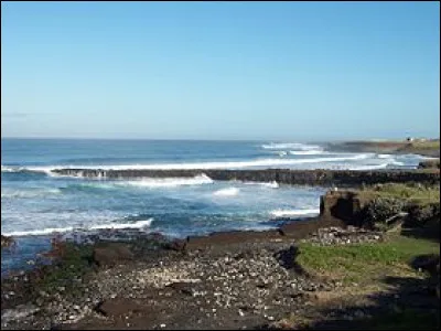 Quel est le nom de cette pointe de l'île de la Réunion, site de surf réputé mais dangereux à cause de la grandeur des vagues et de la présence de requins ?