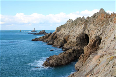 Quel est le nom de cette pointe emblématique des côtes granitiques du Finistère ?