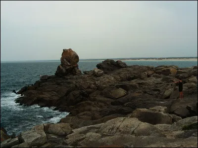 Quel est le nom de cette pointe, presqu'île naturelle de la commune de Plomeur en pays Bigoudin, paradis du surf ?