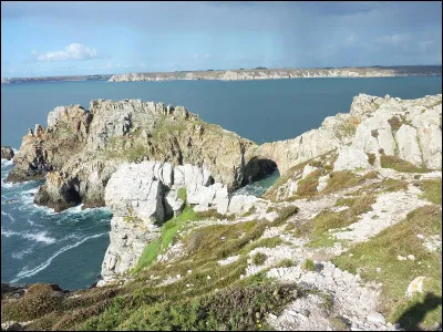 Quel est le nom de cette pointe rocheuse située au sud de Camaret-sur-mer, sur le territoire de la commune de Crozon ?