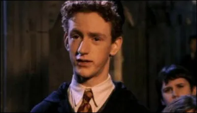 Quels mots remplacent "Préfet-en-Chef" sur l'insigne de Percy ?