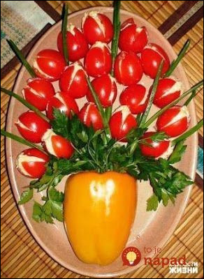 Quel légume sert de vase à ces tomates-cerises farcies à la mozzarella ?