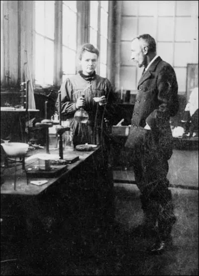 Comment s'appelle le métal, caractérisé par sa radioactivité, découvert en 1898 par Pierre et Marie Curie ?