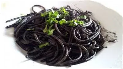 Que faut-il ajouter aux pâtes pour qu'elles aient cette couleur noire ?