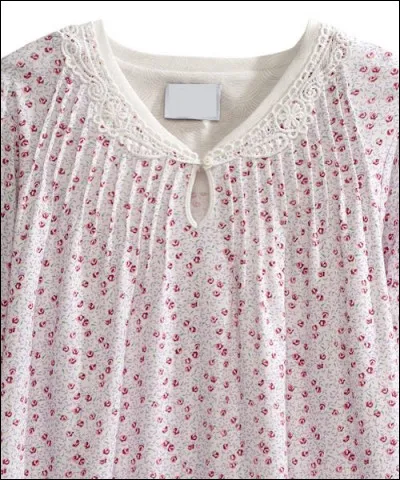 Comment se nomme le sorcier qui porte une chemise de nuit moldue pour femme ?
