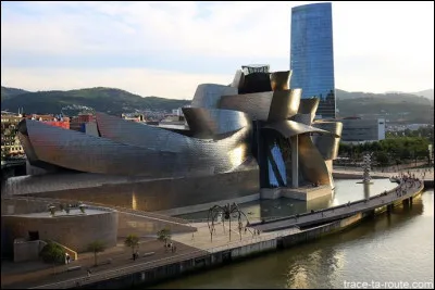 Qui a créé le musée Guggenheim de Bilbao ?