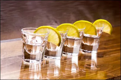 Quel alcool est traditionnellement produit à base de pomme de terre ?