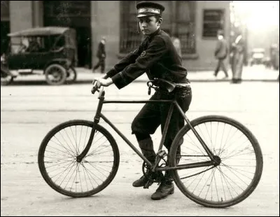 En Amérique aussi, la bécane suivait son évolution. La qualité du revêtement des routes exigeait des engins robustes. Regardez son vélo, c'est un cycliste de Birmingham en Alabama en 1910 : je crois qu'aujourd'hui, on classerait ce vélo dans les hybrides.
Que croyez-vous qu'il exerce comme emploi ?