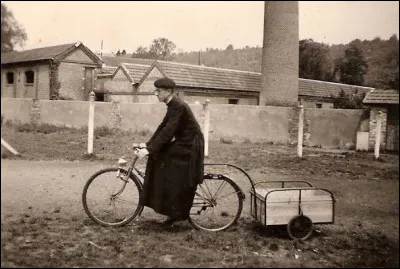 Je le trouve bien courageux de pédaler ainsi en soutane : il a des âmes à sauver et porte fièrement sa barrette en feutrine noire. N'est-ce pas qu'il nous rappelle le classique Don Camillo du comique Fernandel ? C'est loin tout cela, ne trouvez-vous pas ?
J'avoue que c'était courant à l'époque et que de tels dévouements ont su créer des fidèles. Comment peut-on nommer ce prêtre roulant ?