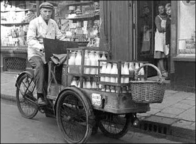 Voyez ce cycliste sur son 3 roues : ça, c'est le service du « laitier » qui vous apporte, du lundi au samedi, tous les matins le bon lait d'un producteur qui dispose d'un cheptel de « brunes des Alpes », qui de plus est frais, car le lait provient de la traite de la veille.
Quelle noble profession accomplissait cet adepte du vélo ?
