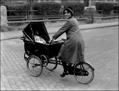 Une belle invention pour promener le bébé en 1926 : c'est bien, l'enfant voit son parent qui le voit. Sur deux roues, il est en sécurité.
Quel nom a-t-on donné à cette invention ?