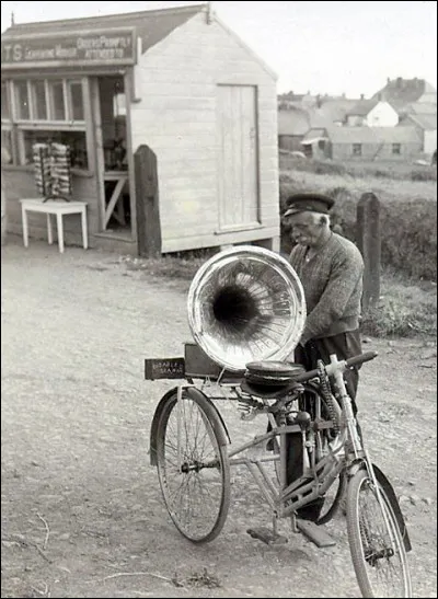 Le premier tricycle fut monté en 1680 par un paraplégique allemand appelé Stephan Farffler : il vivait près de Nuremburg. C'était un horloger et son tricycle avait des engrenages et des manivelles.
Celui de la photo a ses engrenages sur la roue avant.
Quel terme utilise-t-on pour décrire l'activité de ce cycliste ?
