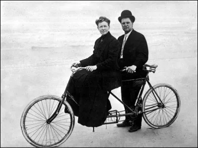 Pas certain qu'ils l'utilisent vraiment leur vélo. Sur le bord de l'eau, comme cela en Floride, le sable doit être mou pour pédaler et la dame fait bien attention à ne pas salir sa robe de 1919.
Qu'est-ce qu'a trouvé ce couple pour se promener ?