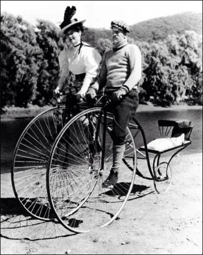 Heureusement qu'ils n'ont pas eu l'idée saugrenue d'ajouter un enfant à la démonstration. Quand on pense aux normes actuelles, c'est presque un crime ainsi équipé.
Qu'est-ce que cet engin ?