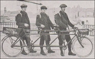 Quel courage ils ont eu de pédaler autour du monde en 3 ans en vélo ! Sur ce type d'engin, les 3 cyclistes sont assis l'un derrière l'autre et pédalent de manière synchronisée.
Quel est le nom de ce vélo, qui permet, grâce au ''phénomène de l'aspiration", aux trois cyclistes de rouler plus vite que 3 vélos côte à côte ?