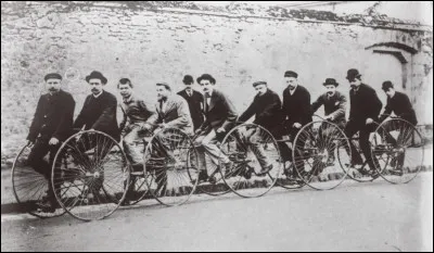 À la lecture des multiples activités du Vélo-Touriste de Levallois et des prouesses de son très spécial président, qui occupe la 4e place sur cet engin, on en vient donc à se demander si cette fantastique machine de l'association, qu'on voit sur cette photo, ne fut pas élaborée pour l'un ou l'autre de ces événements, peut-être même dans l'atelier de Léon Bollée. Comment se nomme-t-elle ?