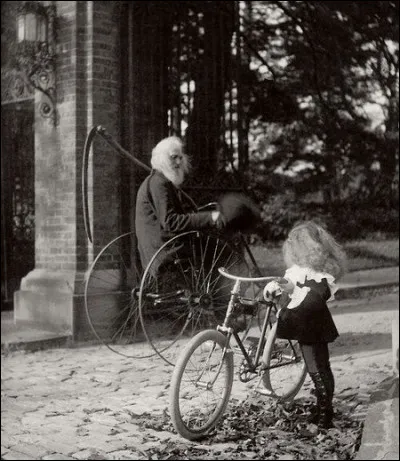 Je ressemble souvent au vieux monsieur sur ce 3 roues : en hiver avec mon polaire rouge, pour être visible des automobilistes, je suis le père Noël en vélo du village. Alors lui, avec sa faux, il n'est pas plus bizarre que moi. Elle est chanceuse d'avoir un grand-père comme lui et de posséder une bicyclette toute neuve. 
Sur quoi roule cet homme ?
