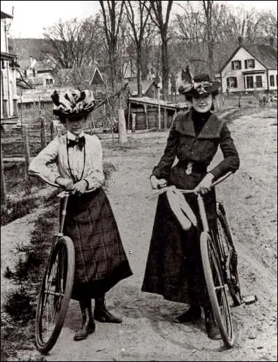 Ces deux jeunes femmes de la campagne en 1890 sont élégantes, pas du tout intimidées par la randonnée, pas davantage que notre curé et aussi bien équipées que notre postier de l'Alabama.
Quel est l'objet que ces pionnières chevauchent ?
Merci d'avoir voyagé avec moi à travers l'Histoire.