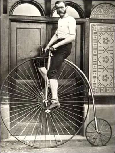 Cette bicyclette avait une énorme roue avant (120 cm) et la roue arrière minuscule (2 fois plus petite). Ce modèle a été inventé en 1871 par l'ingénieur britannique James Starley.
Dans quelle catégorie classeriez-vous cette bécane, vendue au prix bas de 8 £, et qui obtint un beau succès commercial, y compris auprès des pratiquants occasionnels, pas toujours dans une aussi grande forme physique ?