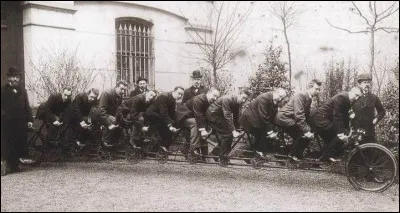 J'ai comme un doute sur la solidité du cadre vis-à-vis du cinquième cycliste. À mon avis, l'engin ne pourrait supporter de faire de la route mais peut-être qu'en piste, est-il utilisable. L'autre engin du genre, assemblé par Léon Bollé, avec de grosses roues, a l'air plus solide.
Comment appelleriez-vous cette création ingénieuse ?