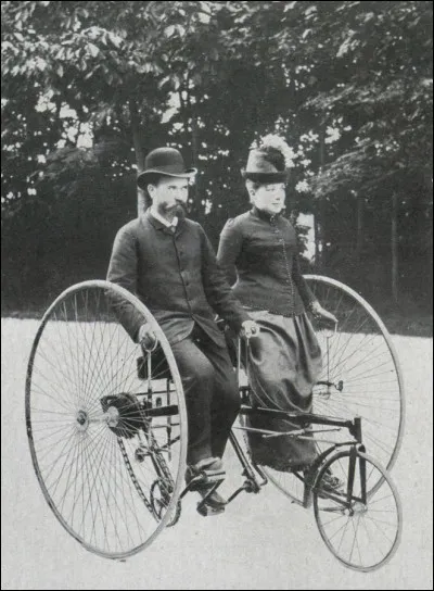 Photo des années 1890, on y voit deux personnes côte à côte se déplaçant à bord d'un véhicule actionné par la force humaine. On le dit plus stable et sécurisant que celui à deux roues.
Quel est ce vélo dessiné par Adolphe Clément en 1892 ?