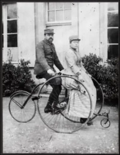 La famille Bollée regroupent plusieurs générations de mécaniciens installés au Mans et qui contribuèrent à l'invention de plusieurs moyens de transport : cette famille était aussi talentueuse que touche-à-tout.
Quel nom pensez-vous qu'on a donné au vélo qu'utilisaient Léon Bollée (inventeur du vélocipède nautique) et sa compagne vers 1890-1900 ?