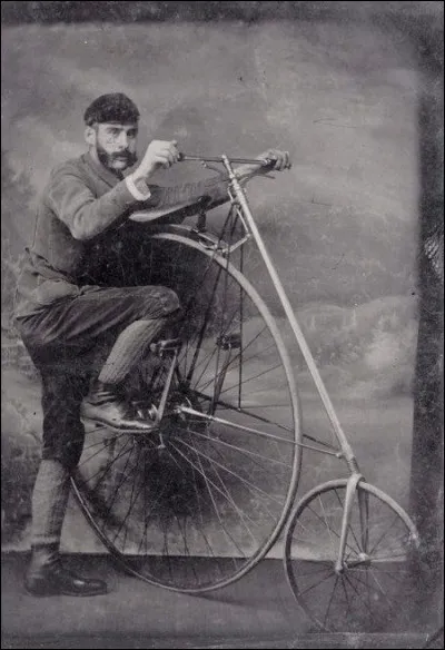 Avec une petite roue avant, et des pédales au niveau de la roue arrière, je lui souhaite bonne chance pour conserver son équilibre. Drôle de pédalier, les 2 pédales sont à la même hauteur. Il y a quelques raisons qui expliquent que ce modèle ait disparu.
Quel nom lui a-t-on donné ?