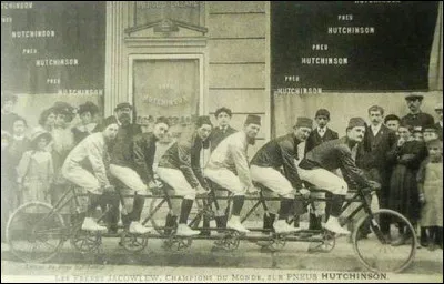 Dès 1894, au premier Salon du Cycle de Paris, le public découvrit les premiers spécimens de cet engin. Toutefois, elle n'est pas aussi spectaculaire que son nom l'indique : de quel nom est-il question ?