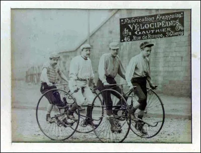 Le tout premier exemple certifié de véhicule à pédales à quatre roues a été exposé en 1853 pendant l'exposition universelle de New York. Artisans stéphanois passionnés par le vélocipède, les frères Gauthier ont été les premiers à construire une bicyclette française, en 1886. 
Dans quelle catégorie classeriez-vous ce vélo ?