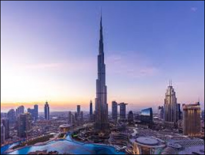 Comment s'appelle la plus grande tour du monde située à Dubaï ?