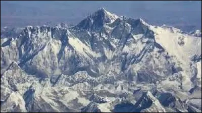 Pas besoin de vous rappeler que l'Everest est le sommet le plus haut du monde. À combien culmine-t-il ?