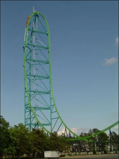 Les montagnes russes Kingda Ka sont réservées aux plus valeureux amateurs de frissons. Quelle est la longueur de la chute ?