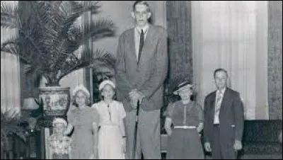 Robert Pershing Wadlow est l'homme le plus grand ayant existé dans l'histoire moderne. Quelle était sa taille vérifiée et attestée ?