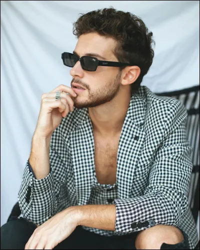 De qui joue-t-il le rôle ?