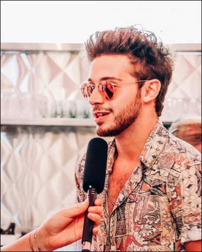 En quelle année s'est-il inscrit dans une école de chant ?