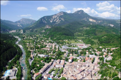 Le département des Alpes de Haute-Provence possède la moins peuplée des sous-préfectures : celle-ci, bordée par le Verdon, compte 1524 habitants. Il s'agit de ...