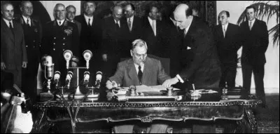 Quel traité est signé par l'URSS et six nations du bloc communiste, en 1955 ?